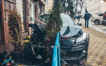 В центре Киева автомобиль врезался в террасу ресторана