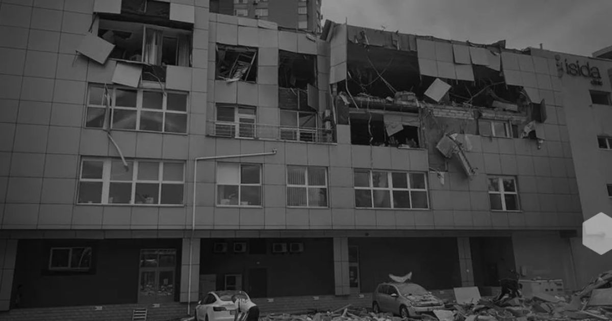 Пошкоджений медзаклад на лівому березі Києва / Фото клінінки Adonis