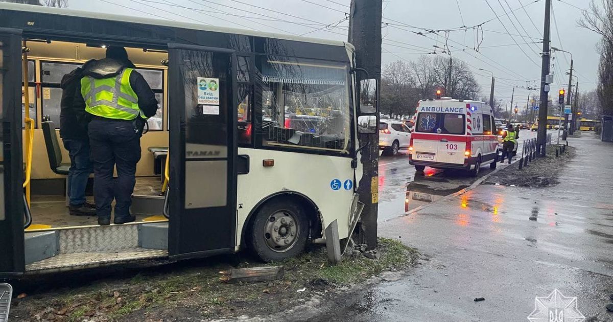 На Подолі маршрутка з пасажирами влетіла в електроопору