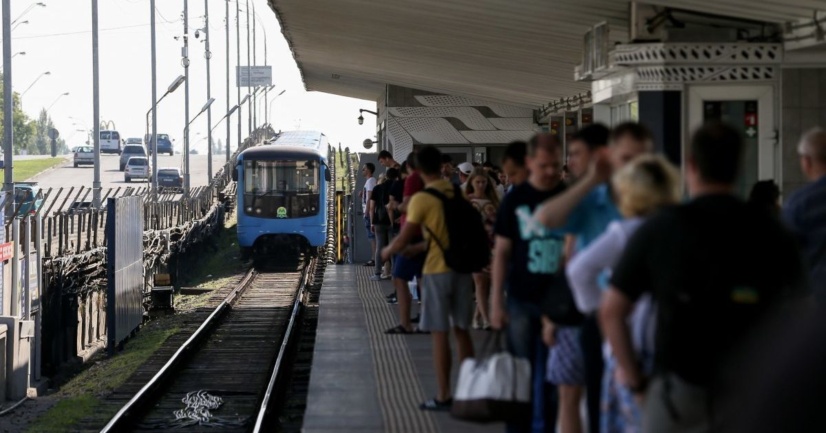У метро Києва люди падають на колії. Як уберегтися від трагедії