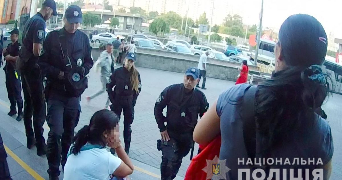 Полицейские задержали группу воровок, которые обокрали иностранца на киевском железнодорожном вокзале