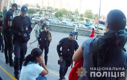Полицейские задержали группу воровок, которые обокрали иностранца на киевском железнодорожном вокзале