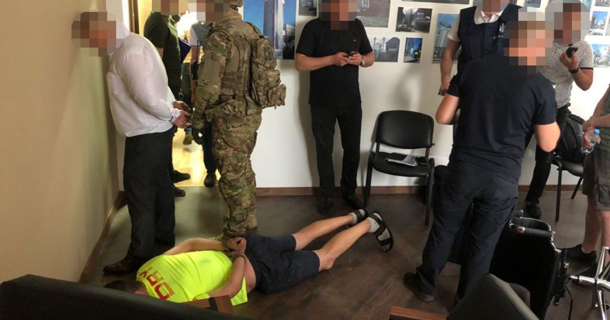 ГБР задержало "советника президента" и “генерала СБУ" за вымогательство миллиона у бизнесмена