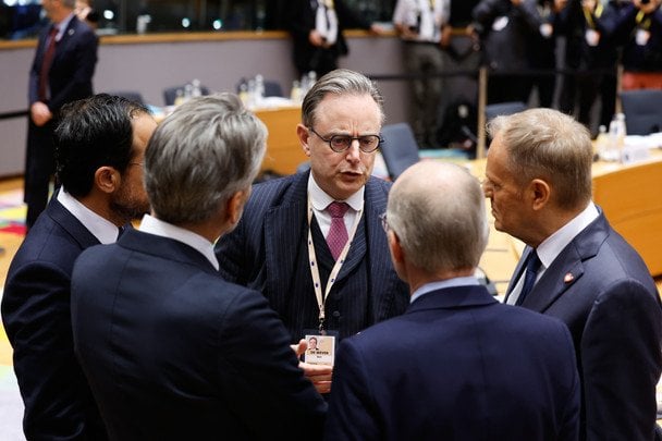 Очільник бельгійського уряду Барт де Вевер (в центрі) на саміті ЄС / © Associated Press