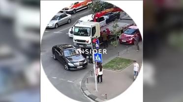 В центрі Києва водій автомобіля Mercedes побив водія евакуатора