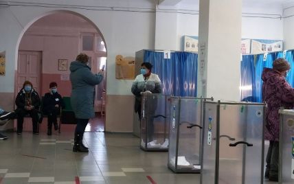На Донеччині виборці фотографуються на дільницях для участі у розіграші  iPhone 12
