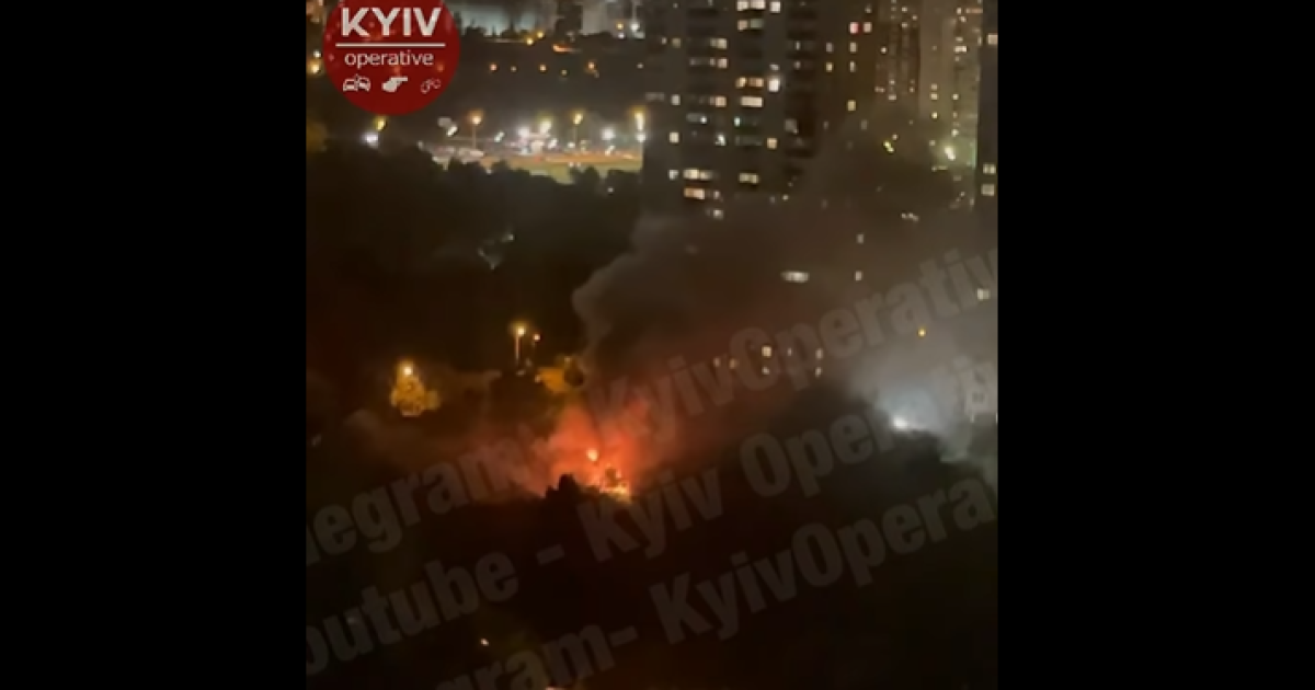 У спальному районі Києва загорівся будинок: очевидці говорять про вибухи