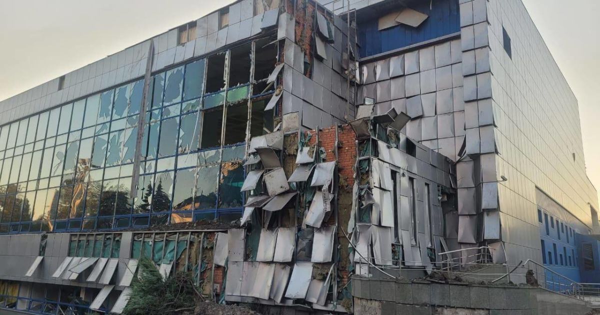 Пошкоджений спортивний об'єкт у Дніпрі.