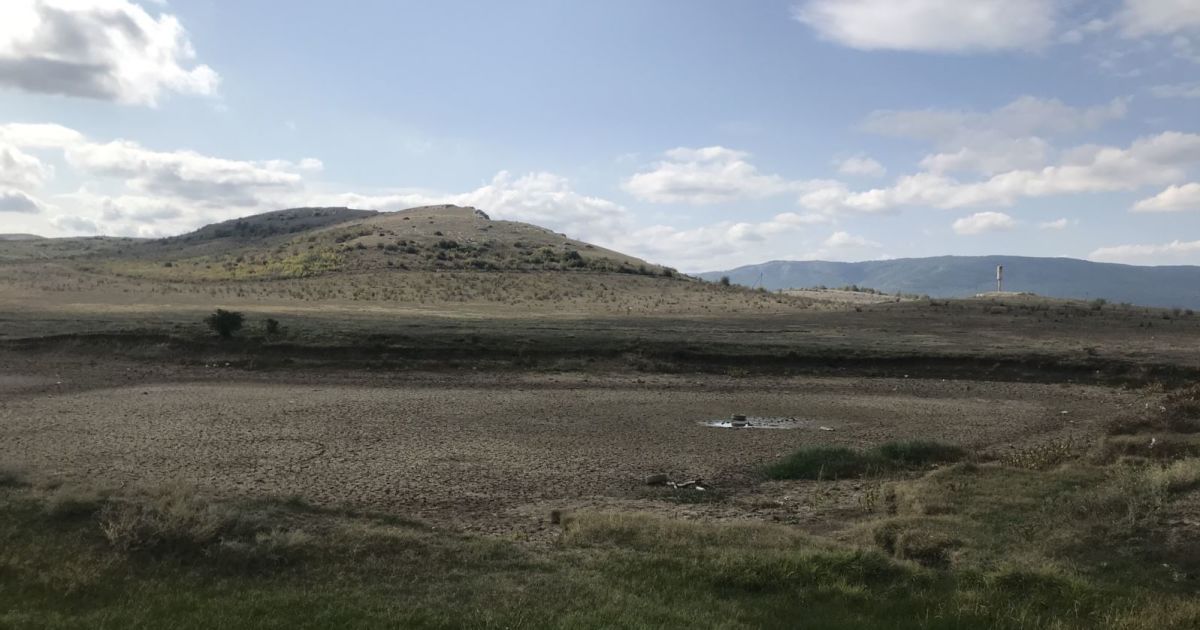 Высохший пруд около села Кирпичное Белогорского района в Крыму