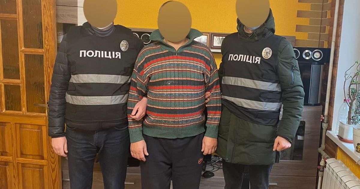 Наймолодшій лише 10 років: у Чернігові чоловік дарував дітям телефони та вимагав від них інтимних фото