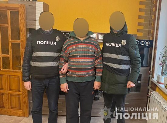 Наймолодшій лише 10 років: у Чернігові чоловік дарував дітям телефони та вимагав від них інтимних фото