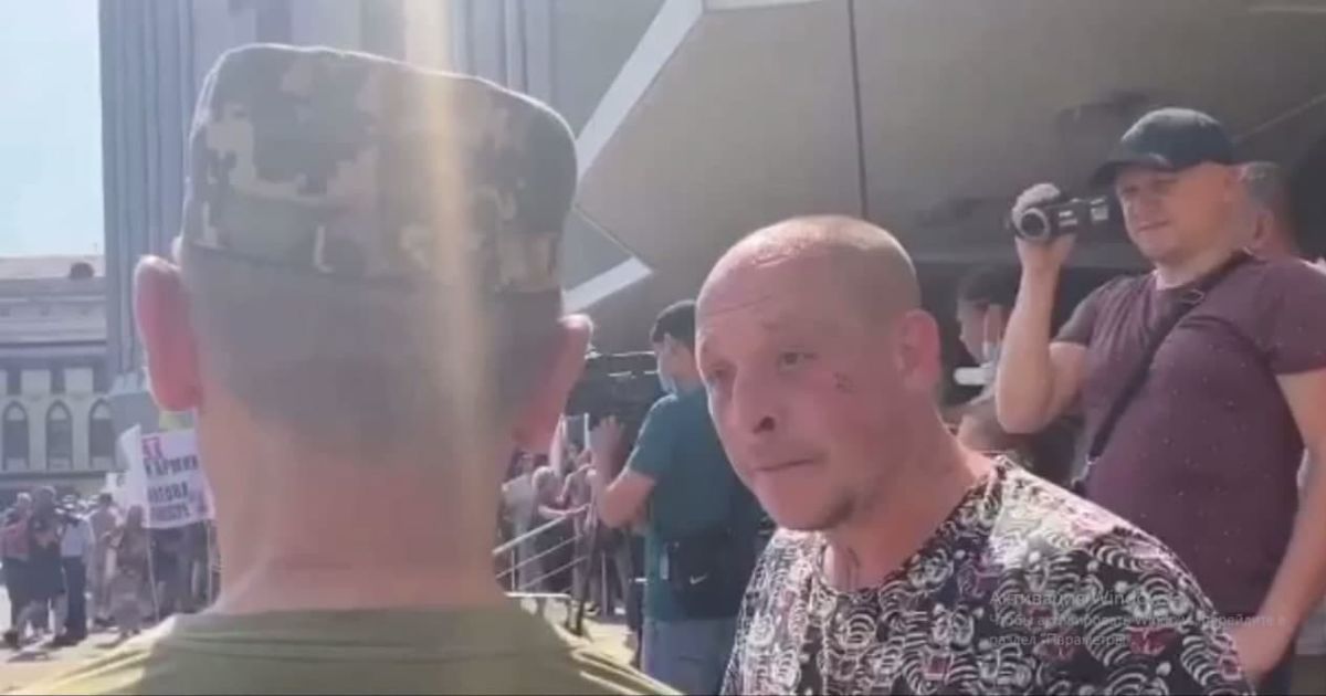 "Пошел за деньги убивать людей": провокатор в Днепре учил патриотизму военного с "железной" выдержкой (видео)
