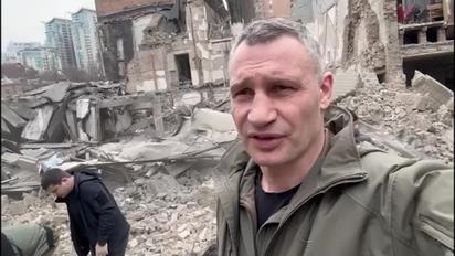 Атака на Київ: Кличко прибув на місце руйнувань і зняв відеозвернення