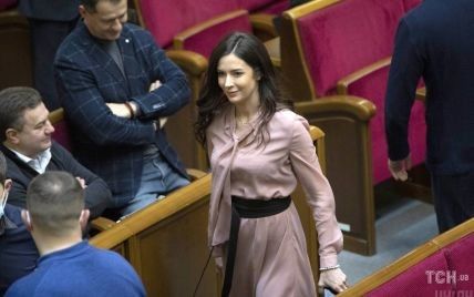 У пудровій сукні та з локонами: нардепка від "Слуги народів" прийшла до Верховної Ради у романтичному образі
