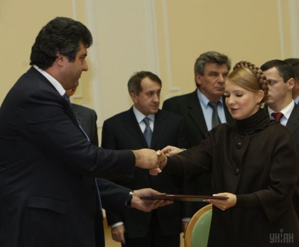 2008 год. Гендиректор ИСД Олег Мкртчан и тогдаший премьер Юлия Тимошенко во время подписания меморандума о сотрудничестве / © УНИАН