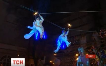 У Львові на вуличній різдвяній виставі дракони дихають полум'ям, а з неба спускаються ангели