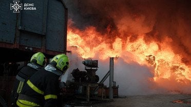 пожежа в Києві на вулиці Набережно-Корчуватська_2 / © ДСНС
