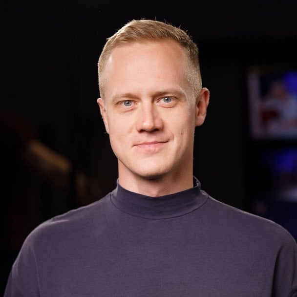 Журналіста УП Романа Кравця інколи плутають з його скандальним тезком. Ми публікуємо і його фото, щоб ви знали «who is who».