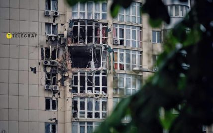 Уламки дронів пробили стіну 22-поверхового будинку: деталі нічної атаки РФ на Київ (фото)