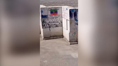 В Харкові дівчина на вулицях міста пише надписи “ХНР”