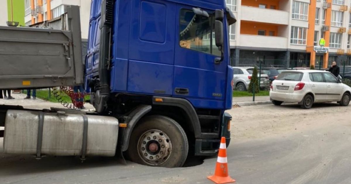 У Києві на Нивках вантажівка провалилася у яму / © Київ Оперативний