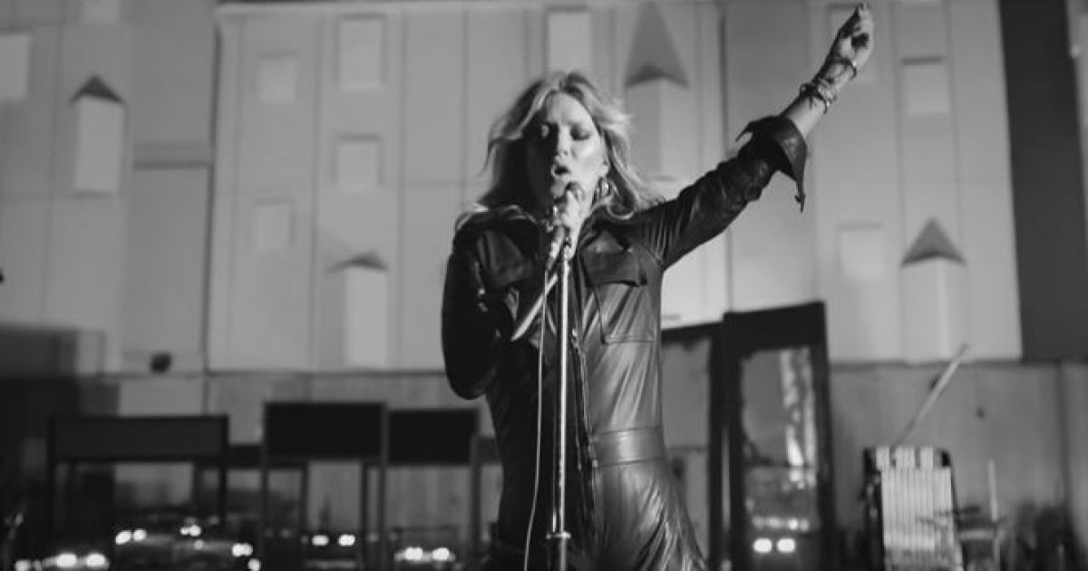 Кейт Мосс у шкіряному костюмі "переспівала" культовий хіт Елвіса Преслі