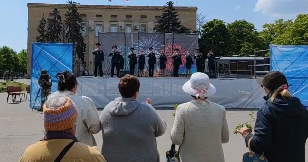 "Отпели, отплясали", плитку зіпсували”: військові РФ знімають святкування 9 травня у містах окупованої Херсонщини