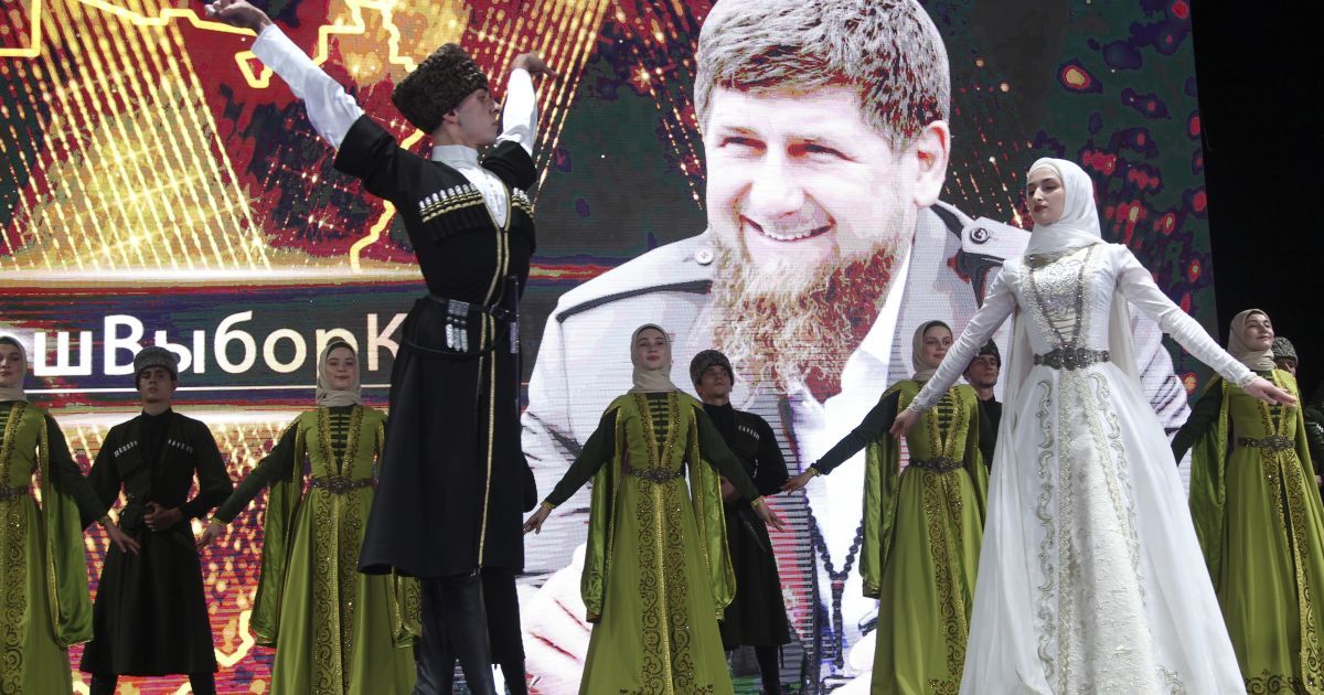 Выступление чеченских танцоров во время перевыборов Рамзана Кадырова