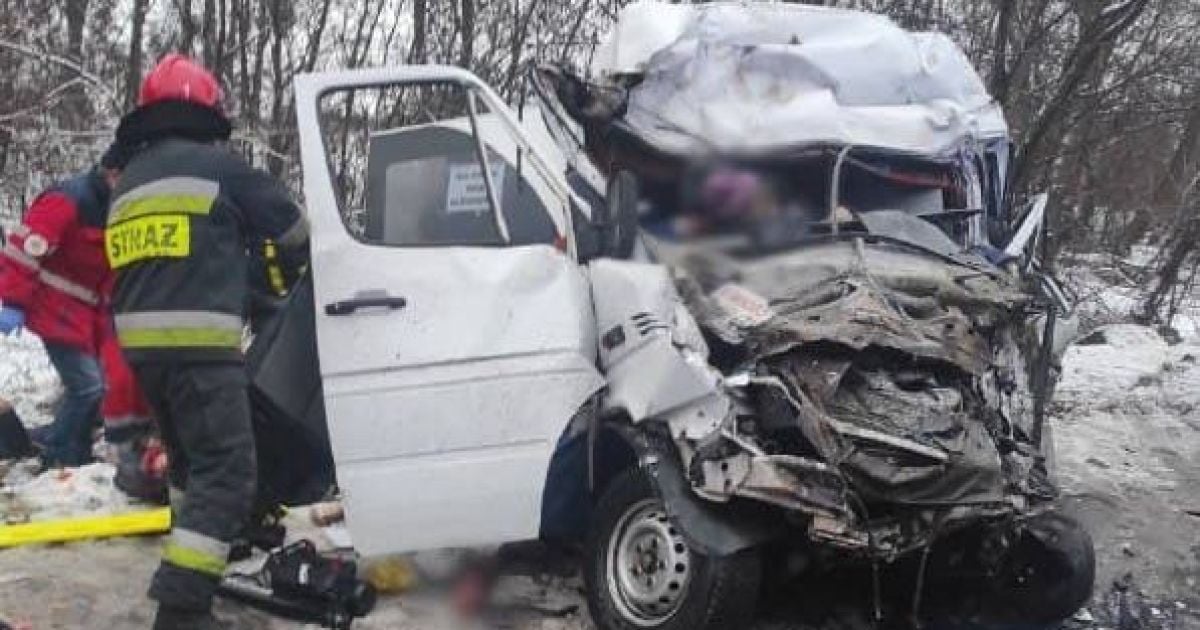 У Чернігівській області зіткнулися мікроавтобус та вантажівка: загинуло 11 людей, майже стільки ж постраждало