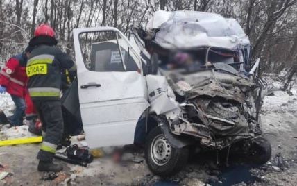 В Черниговской области столкнулись микроавтобус и грузовик: погибло 11 человек, почти столько же пострадало