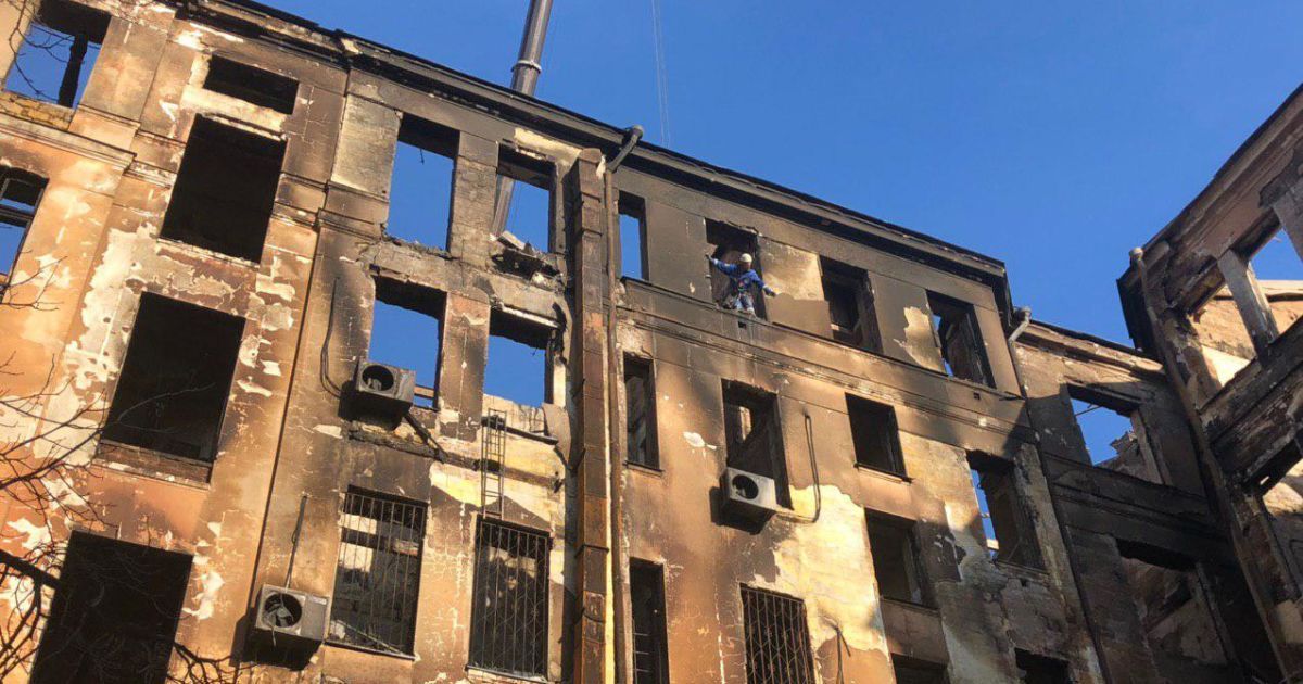 Пожежа у коледжі: в Одесі помер рятувальник, на якого впала студентка