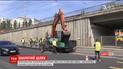 Коммунальщики начали ремонт моста на столичных Нивках