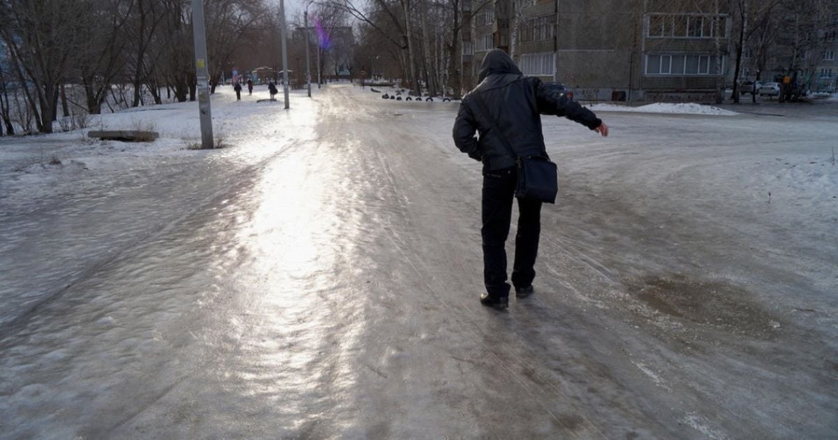 В Киевской области пойдет дождь и приморозит: водителей и пешеходов предупреждают об опасности