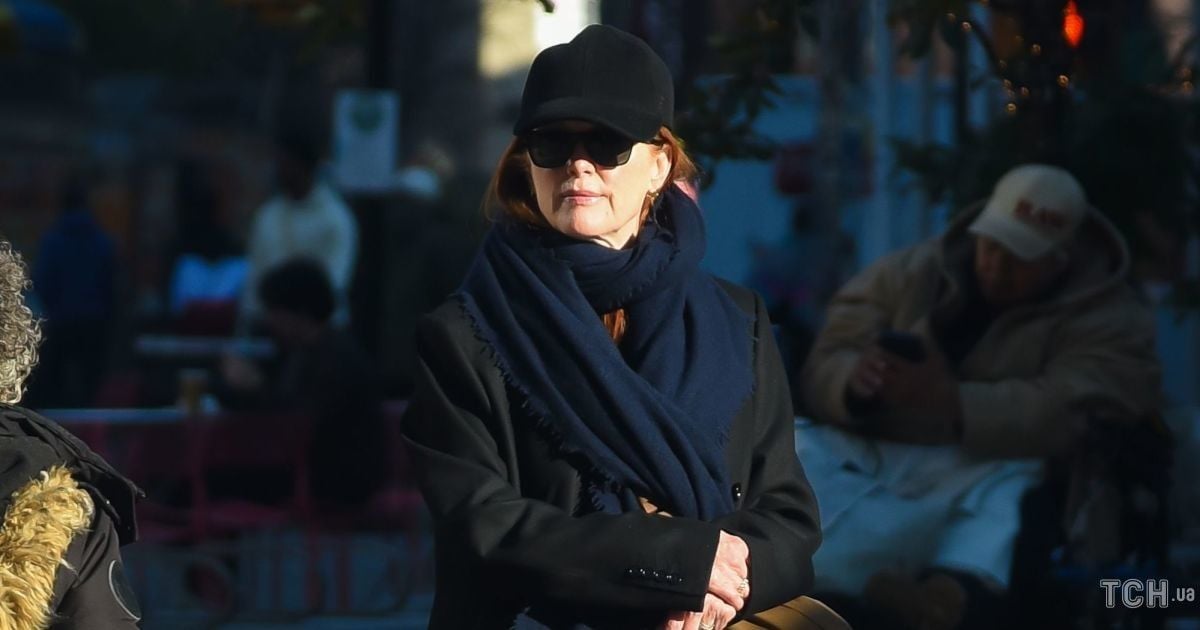 Стильная Джулианна Мур на улицах Нью-Йорка под прицелом фотографов