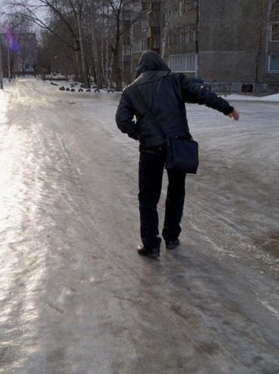 ледяной дождь люди на тротуарах. петербург гололедица. гололеда 5 1. гололеда 5 1. оттепель гололедица явление природы.