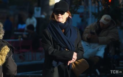 В джинсах оверсайз и блейзере: стильная Джулианна Мур на улицах Нью-Йорка