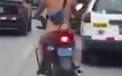 У Перу оголена жінка на мотоциклі приголомшила прохожих та водіїв