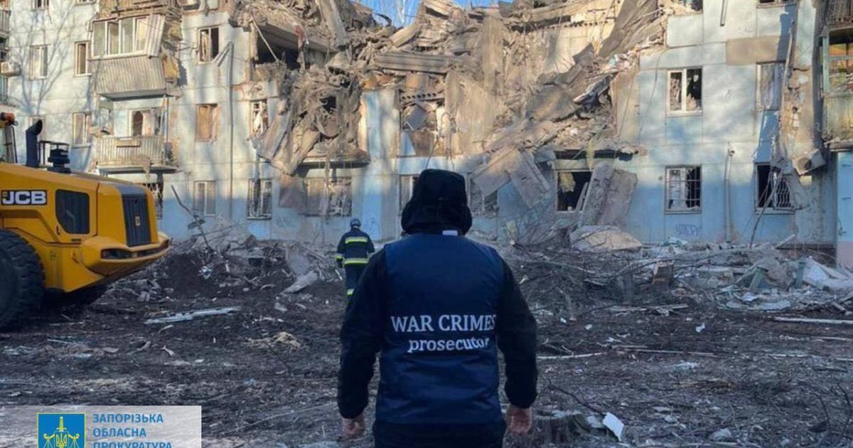 Під завалами будинку в Запоріжжі шукають живих: удар був такої сили, що порозбивало оселі і в сусідніх будинках