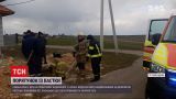 Новини України: у Рівненській області надзвичайники врятували песика, який впав в яму
