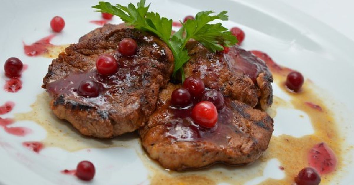 Рецепт филе Россини с ягодным соусом от Руслана Сеничкина