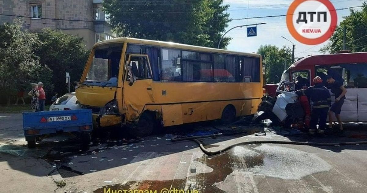 Моторошна ДТП у Боярці: через зіткнення двох маршруток більше двадцяти людей поранено