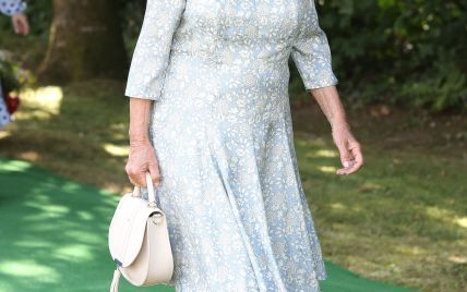 Майже як королева Англії: герцогиня Корнуольська в "квітковому" образі з'явилася на публіці