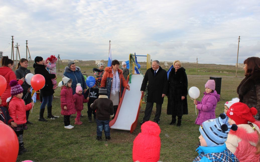 У кримському селі урочисто відкрили дитячий майданчик / © Сакська районна рада