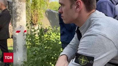 Сльози і сподівання: біля зруйнованого РФ будинку у Києві підлітки чекають на свого друга