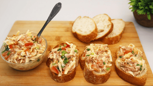 Подойдут и на фуршет, и как перекус: вкусные бутерброды с тунцом и помидорами