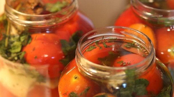 Рецепт идеальных маринованных помидоров и лайфхак, как избежать трескания кожицы томатов в банках
