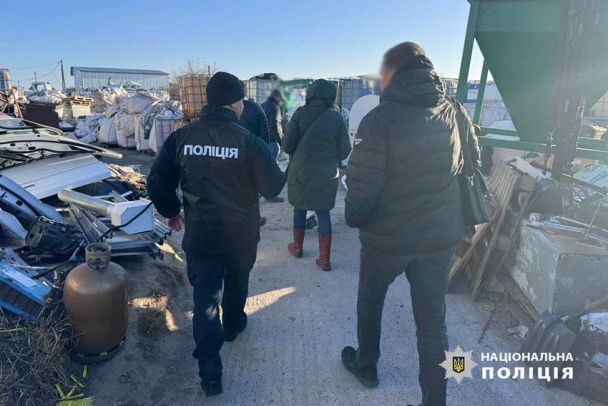 Незаконные свалки опасных отходов на Киевщине / Фото: Полиция Киева / Facebook / © Полиция Киева / Facebook