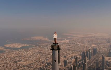 Ради рекламы волонтерку высадили на верхушку самого высокого здания в ОАЭ