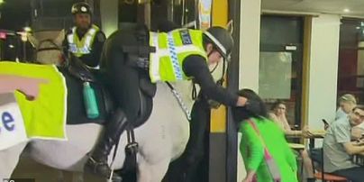 В Австралии засняли, как коп отомстил женщине за нападение на полицейского коня