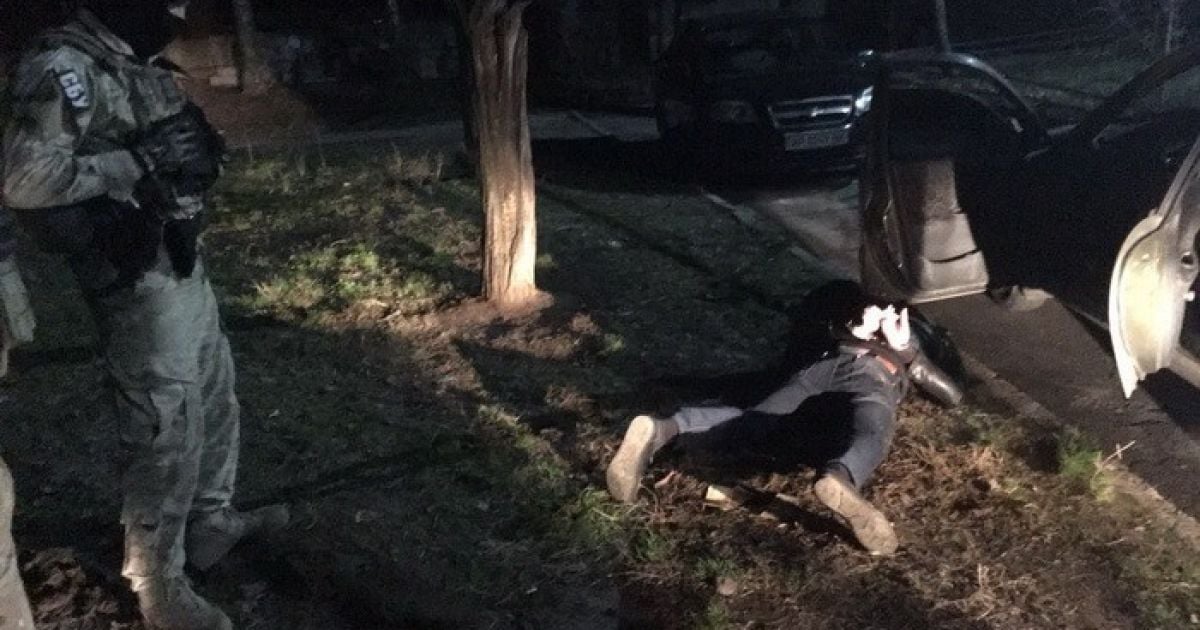 У Запоріжжі двох поліцейських затримали під час збуту наркотиків